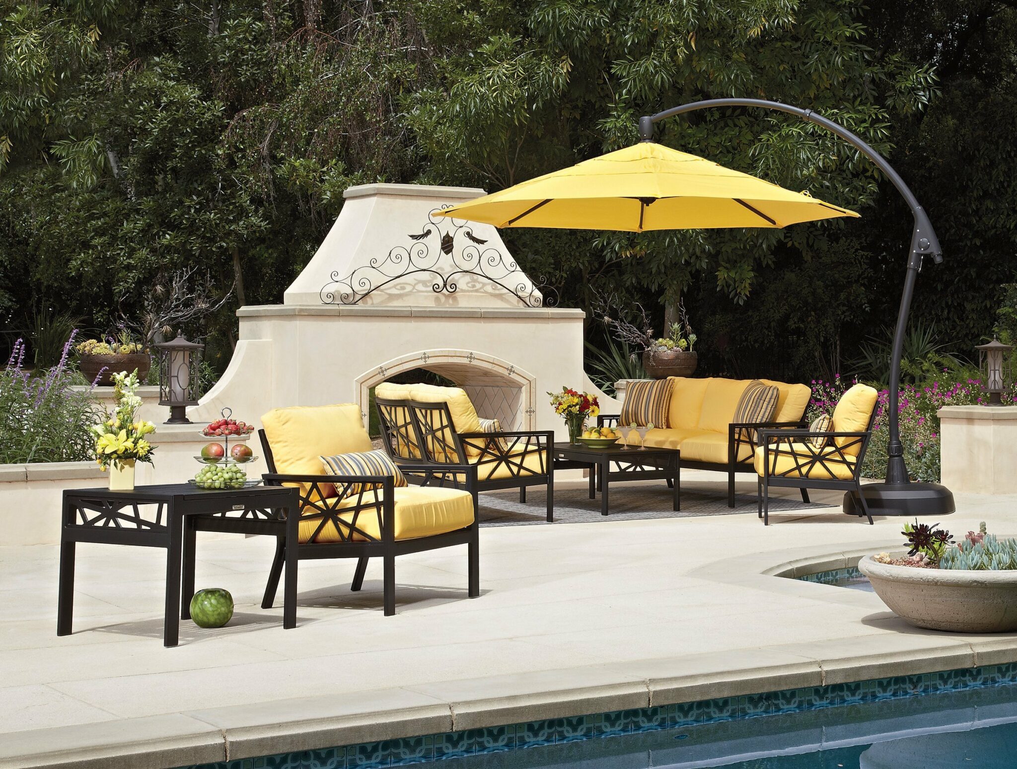 Patio Furniture Ideas Around a Swimming Pool - Aqua-tech