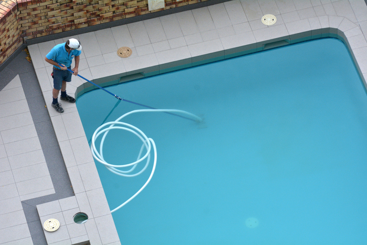 pool cleaning service