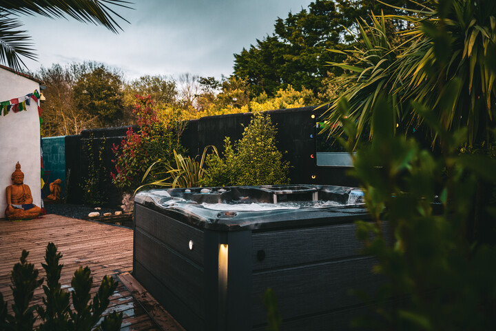 4-person hot tub - hot tub surrounded by green plants and trees